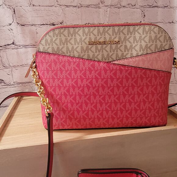 Michael Kors - Jet Set Crossbody with Wallet- Pink in color- Great condition - Picture 4 of 10